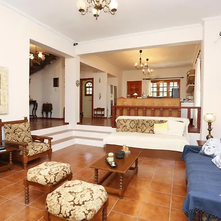 Paradise Pines - 6 Bdrms, 6 Baths, Bbq, Gardens * Παραλία Σάνη